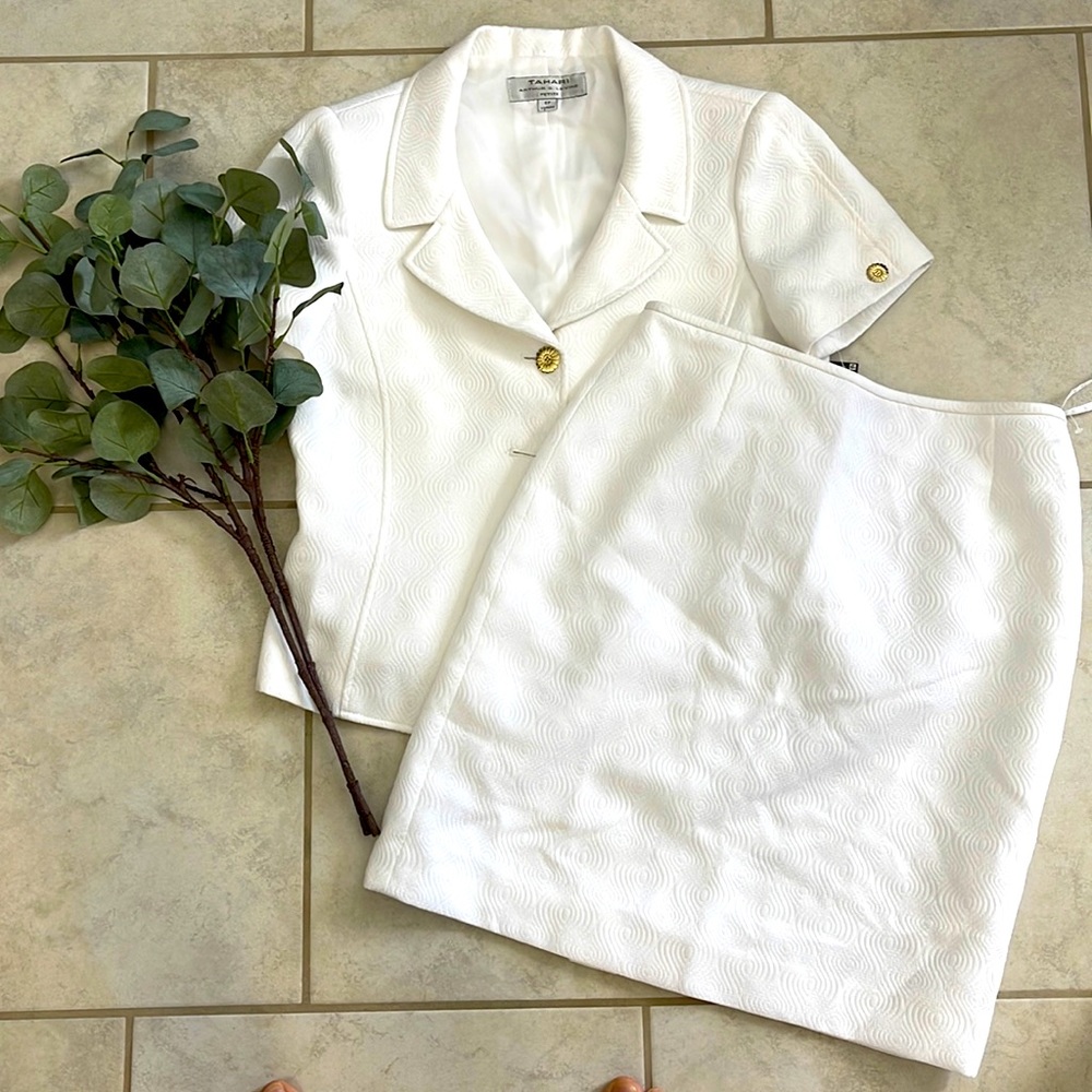 TAHARI 2 piece set Size 6P Gold button detail